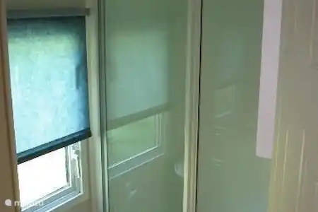 Vakantiehuis Nederland, Zeeland, Heinkenszand stacaravan Bellissimo Badkamer met wastafel en douche
