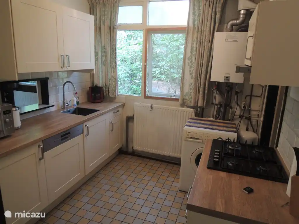 Geräumige Küche (2 Arbeitsplatten) inkl. Geschirrspüler und Kühl- / Gefrierschrank.