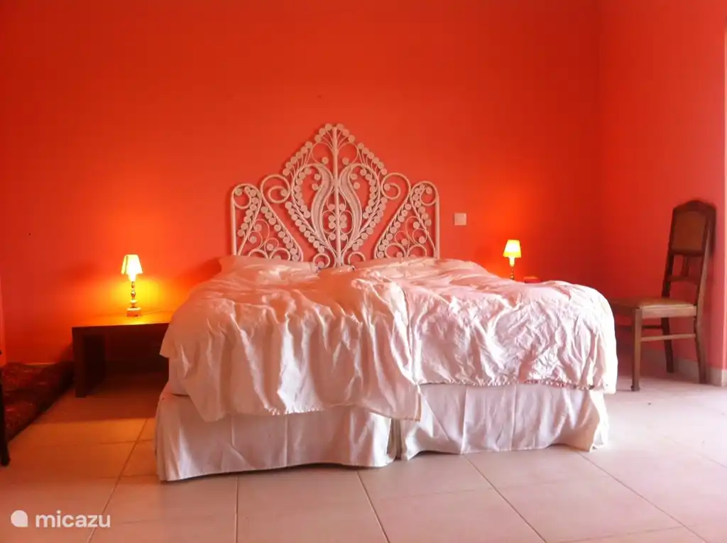 La chambre principale dispose d'une salle de bains et d'une terrasse privée. Le lit est king-size et peut également être divisé en deux sommiers.