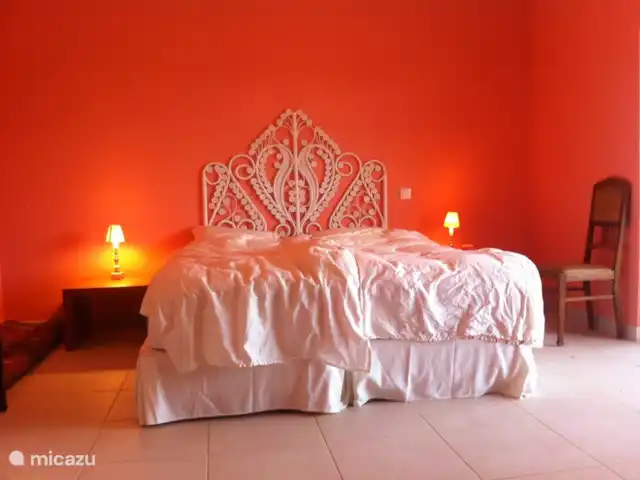 Casa Romeo y Julieta huren in Portugal, Algarve, Castro Marim - villa De master bedroom heeft een en-suite badkamer en privé terras. Het bed is kingsize, en ook deelbaar in twee boxsprings.