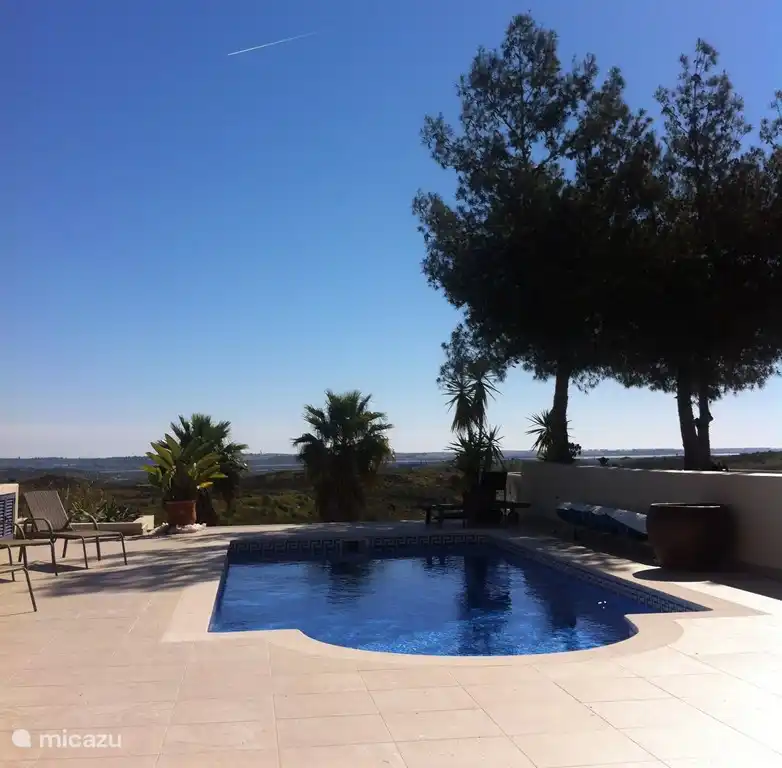 terrasse avec piscine et vue sur l'Espagne et la réserve naturelle