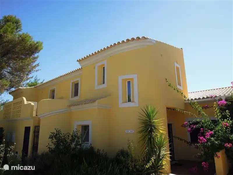 La maison est située sur un terrain de golf bien entretenu dans une impasse calme avec 4 maisons. 