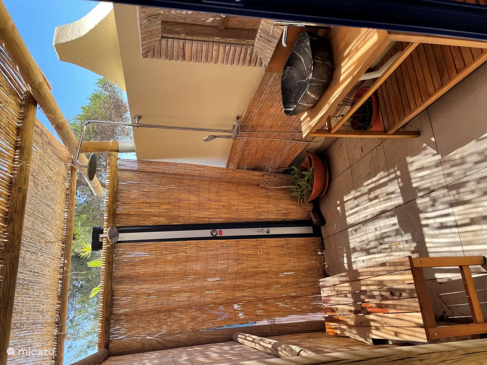 Douche extérieure/3e salle de bain avec eau chaude