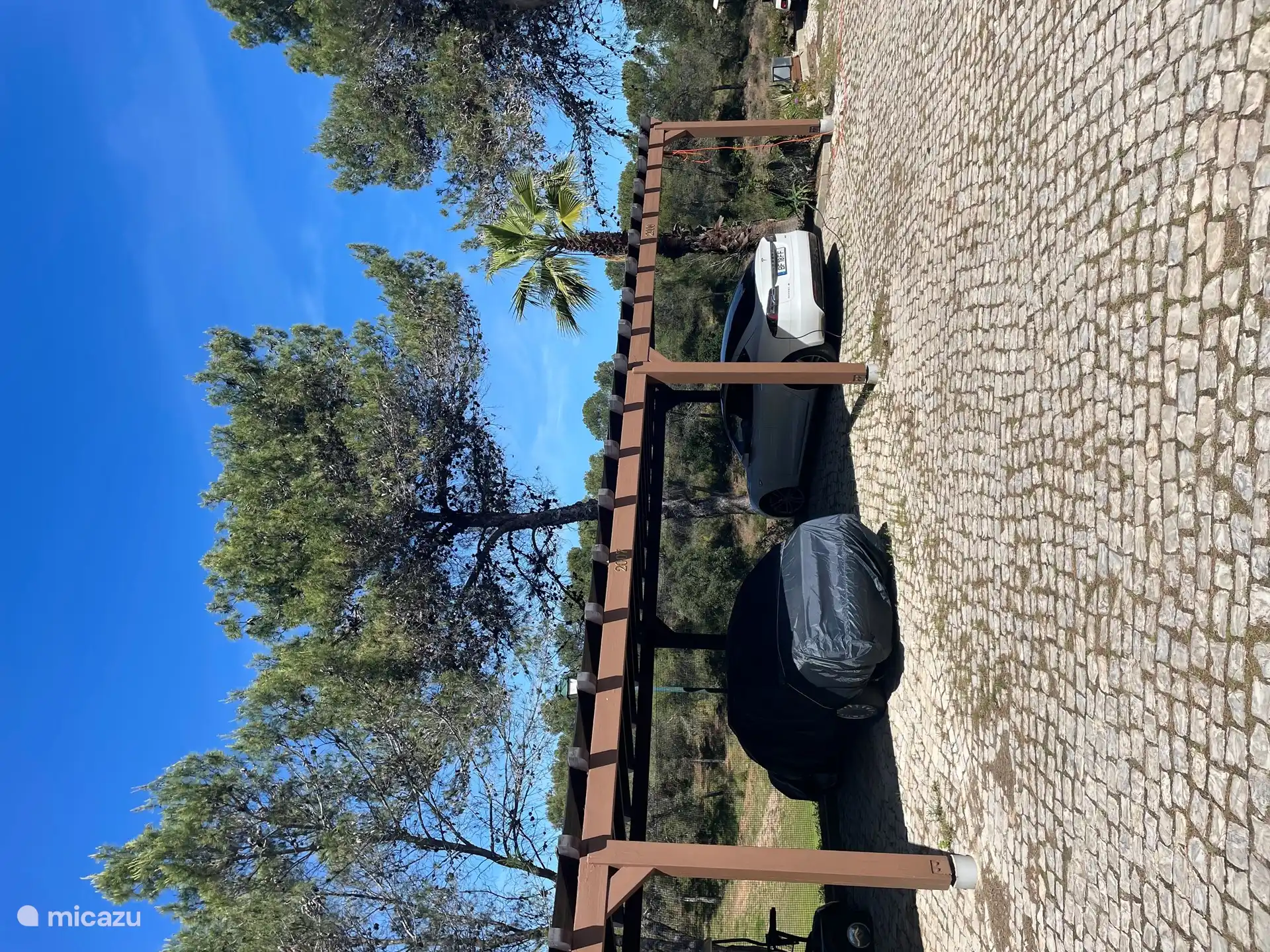 Il y a de la place pour 2 voitures sous le carport