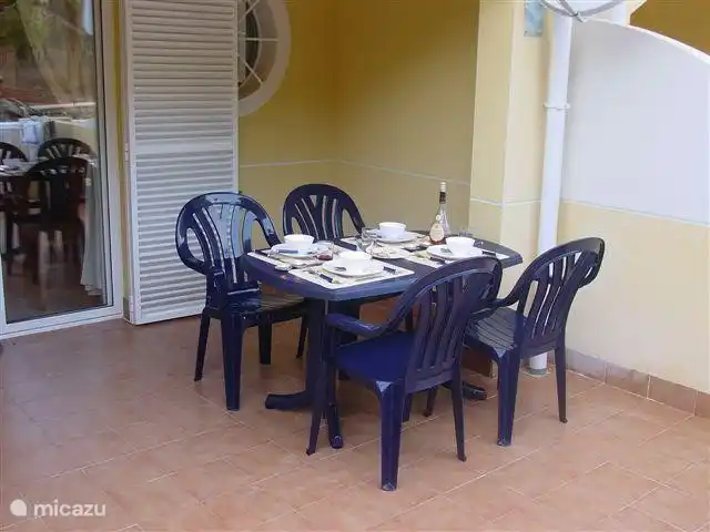 Agréable terrasse avec beau mobilier de jardin et parasol. C'est un merveilleux petit déjeuner au soleil.