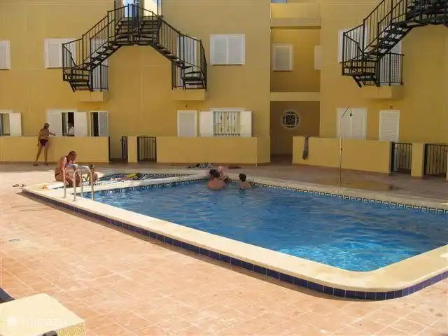 Piscine derrière l'appartement