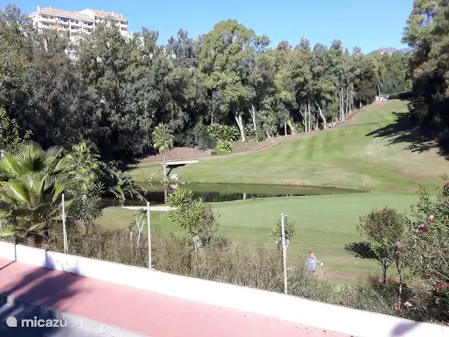 Lekker naar Spanje huren in Spanje, Costa del Sol, Benalmádena - appartement Op een paar kilometer afstand ligt Torrequebrada Golf. De prijs van de greenfee hangt af van het seizoen en de speeltijd. Er zijn verschillende interessante aanbiedingen Kijk op de website.
https://golftorrequebrada.com/  Afstand 2 KM
