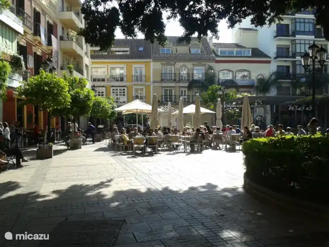 Lekker naar Spanje huren in Spanje, Costa del Sol, Benalmádena - appartement Een van de mooie terrassen op het plein van de witte kerk in Fuengirola. Afstand 5 KM
