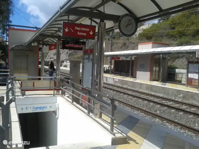 Lekker naar Spanje huren in Spanje, Costa del Sol, Benalmádena - appartement Het treinstation op 15 minuten loopafstand van uw appartement, deze trein brengt u elke naar  20 minuten naar Fuengirola of naar het centrum Malaga, met veel interessante tussenstops o.a. winkelcentrum Plaza Mayor en ook de luchthaven. Afstand 500 meter