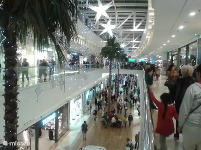 Lekker naar Spanje huren in Spanje, Costa del Sol, Benalmádena - appartement Een mooi en groot winkelcentrum genaamd Miramar op 10 km afstand,is het bezoeken waard.
Miramar Shopping Centre
Avenida da. de la Encarnación, postcode 29640 - Fuengirola, indien u niet beschikt over een auto
is deze per bus bereikbaar. Afstand 8 KM