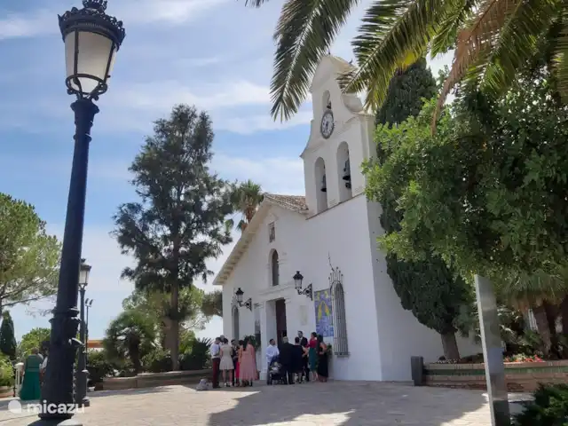 Lekker naar Spanje huren in Spanje, Costa del Sol, Benalmádena - appartement Vanaf uw appartement rijd u de berg op naar het dorp Benalmádena Pueblo, een super relaxte plaats met veel restaurants en terrassen en een mooie kerk en een uitzicht over de hele kust. Zeker de moeite voor een bezoek waard. Afstand 1,5 KM