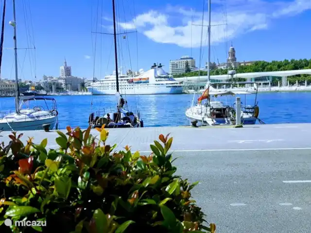 Lekker naar Spanje huren in Spanje, Costa del Sol, Benalmádena - appartement De gezellige haven van Malaga, waar u de cruiseschepen kunt bewonderen en kunt genieten van de vele winkels en restaurants Tijdens lunch of diner heeft u een prachtig uitzicht over de haven en de boten die in de haven liggen of aan komen varen.  Afstand 19 KM