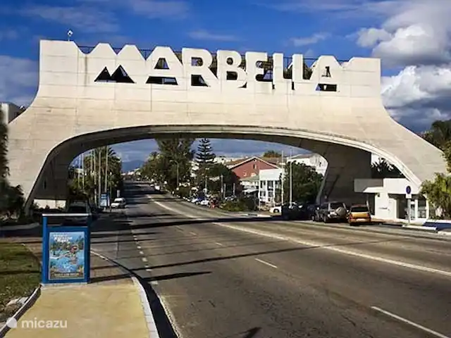 Lekker naar Spanje huren in Spanje, Costa del Sol, Benalmádena - appartement De stad Marbella is 29 km verwijderd van uw appartement en is zeker het bezoeken waard
De oude stad is leuk  en heeft veel charme. waaronder het beroemde sinaasappel plein
10 km verder is de haven Puerto Banus, waar veel rijken hun schepen aanleggen en beschikt over veel mooie winkels.