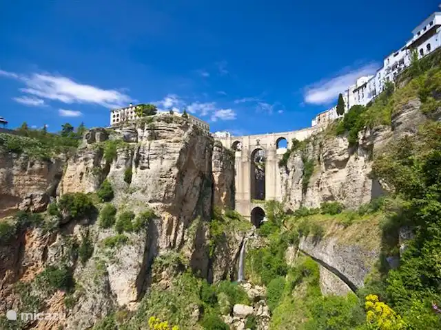 Lekker naar Spanje huren in Spanje, Costa del Sol, Benalmádena - appartement Ronda is een stad in het binnenland van de provincie Málaga. De diepe Tajo-kloof splitst Ronda in twee, met aan een kant de oude stad en aan de andere kant het nieuwe, commerciële gedeelte. Het omringende landschap en het zicht vanop de brug leveren je indrukwekkende vakantiefoto's op. Afstand 56 KM