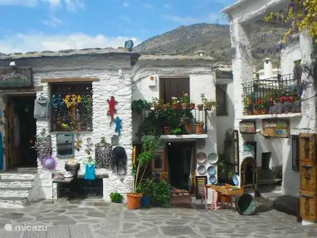 Lekker naar Spanje huren in Spanje, Costa del Sol, Benalmádena - appartement Deze kleine dorpjes liggen verspreid over een groot bergachtig gebied in de provincies Granada en Almería. Het verbluffende landschap van de Alpujarras bevindt zich net naast het Sierra Nevada-gebergte. Een daguitstap naar de Alpujarras belooft dan ook een unieke ervaring te worden.  Afstand 110 KM