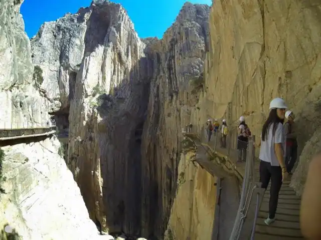 Lekker naar Spanje huren in Spanje, Costa del Sol, Benalmádena - appartement Een indrukwekkendste trekpleisters van Spanje: de Caminito del Rey ofwel het Koningspaadje. Deze wandeling is niet voor angsthazen, want je loopt op een smal pad in een smalle kloof. Wandelaars wagen er zich echter aan omdat het landschap ongelooflijk mooi is. Afstand 45 km.