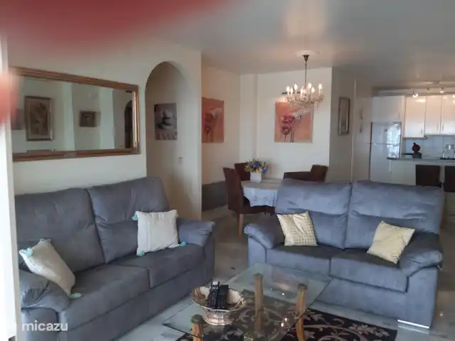 Lekker naar Spanje huren in Spanje, Costa del Sol, Benalmádena - appartement Een ruime woonkamer,voorzien van Nederlandse TV., boeken,tijdschriften, eethoek, openkeuken en voldoende zitgelegenheid. en een voorterras direct aan zee.