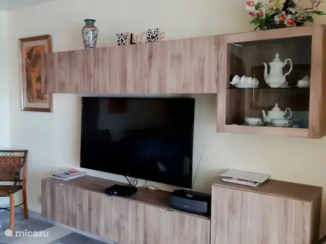 Lekker naar Spanje huren in Spanje, Costa del Sol, Benalmádena - appartement De TV met Nederlandse zenders in de woonkamer 
Ook een radio is aanwezig.