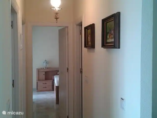 Lekker naar Spanje huren in Spanje, Costa del Sol, Benalmádena - appartement De gang naar de 3 slaapkamers en de badkamer
