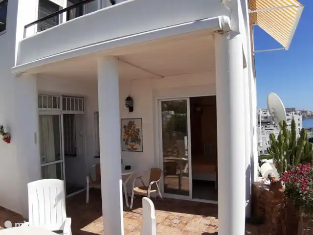 Lekker naar Spanje huren in Spanje, Costa del Sol, Benalmádena - appartement Deze foto genomen van terras, wat u haast volledig kunt afdekken met een elektrisch bediend zonnescherm, direct aan de middellandse zee, voorzien van zitjes en ligbedden.