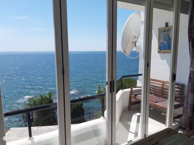 Lekker naar Spanje huren in Spanje, Costa del Sol, Benalmádena - appartement Grenzend aan de woonkamer is een klein terras, met een schitterend uitzicht op het dorp, de kust en de zee, het grote terras ligt aan de kant van de slaapkamers, ook met uitzicht op zee en de kustlijn van Fuengirola.