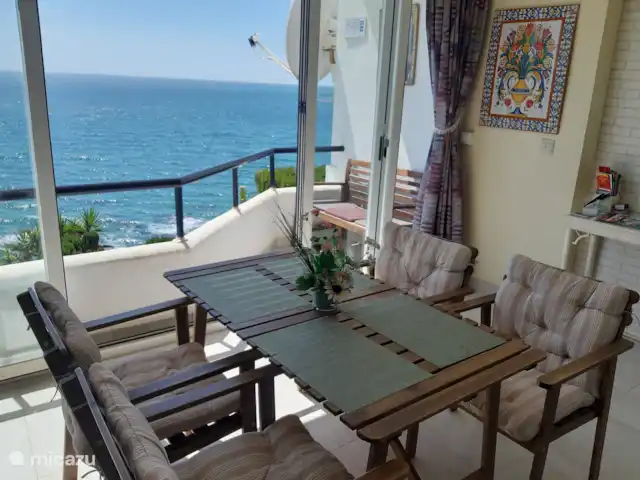 Lekker naar Spanje huren in Spanje, Costa del Sol, Benalmádena - appartement Heerlijk ontbijten op uw gezellig overdekt voorterras, met een heerlijk uitzicht, waar u een grote kans maakt, dolfijnen langs te zien zwemmen.  DAT IS UNIEK !!