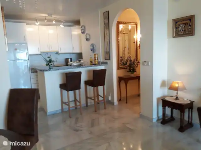 Lekker naar Spanje huren in Spanje, Costa del Sol, Benalmádena - appartement De keuken is van alle gemakken voorzien, zoals oven,vaatwasser, magnetron.koelvries combinatie koffiezetapparaat  Ruim serviesgoed en bestek. Het zal u aan niets ontbreken.
U ziet ook de hal naar de douchekamer en toilet. en de voordeur.