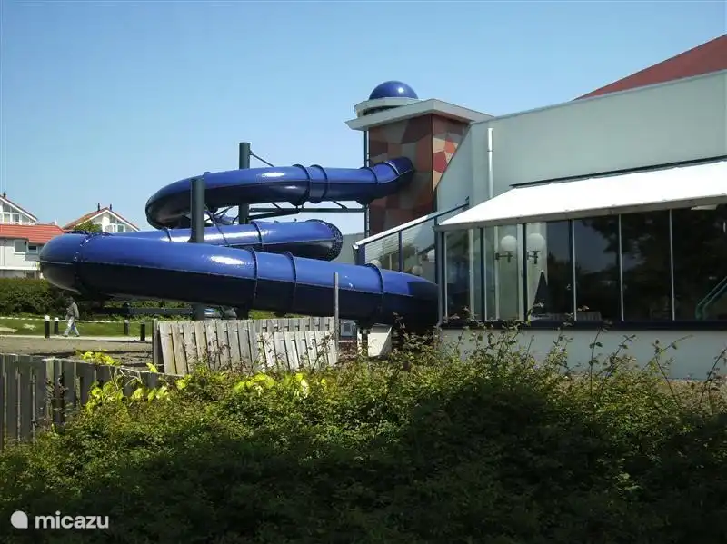 Das neue Hallenbad mit 60 m Rutsche zum Landal Park Port Greve