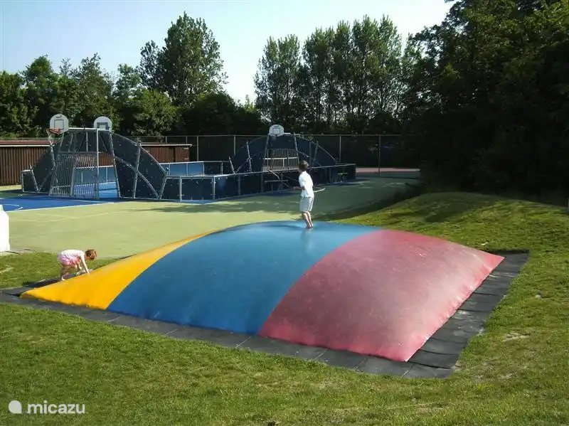 Foto des Mehrfeld für Groß und Klein, direkt neben dem Hauptgebäude des Parks.