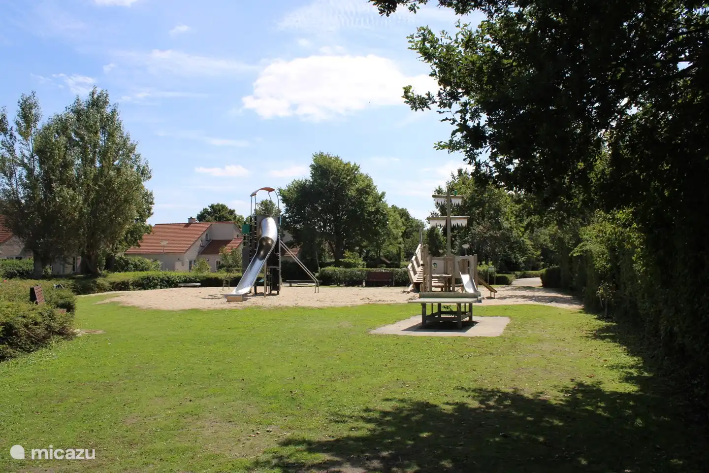 Spielplatz im Zentrum des Ferienparks.