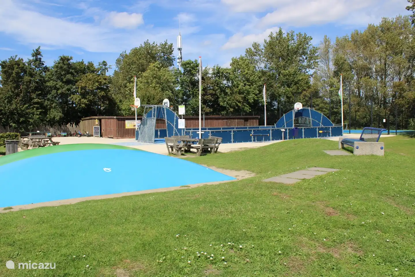 Hüpfburg und Multispielfeld.