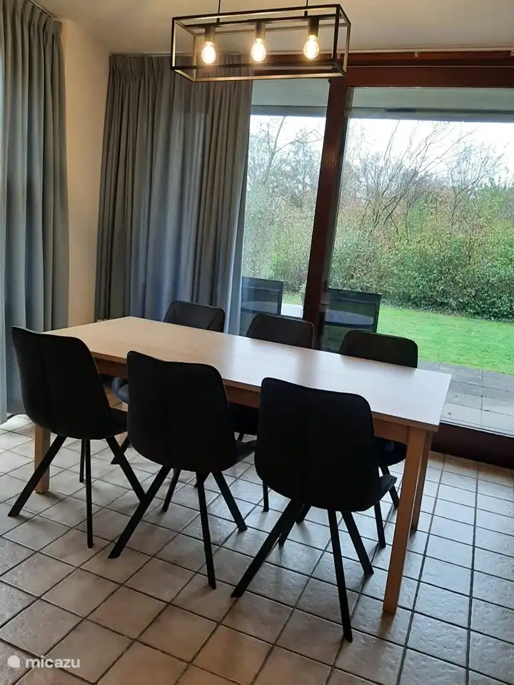 Esstisch - Blick auf den Garten.