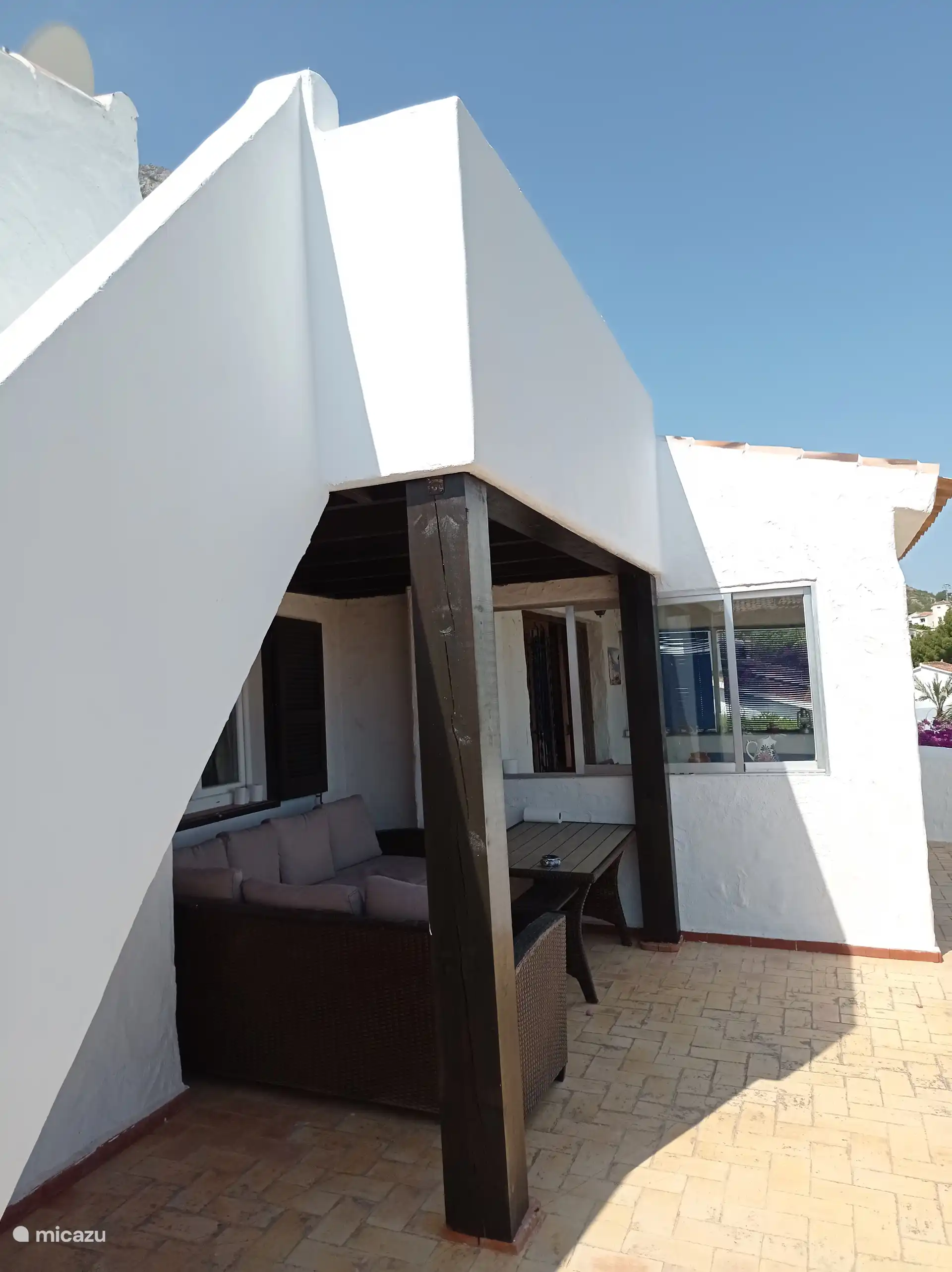 Schaduw onder het Balkon 