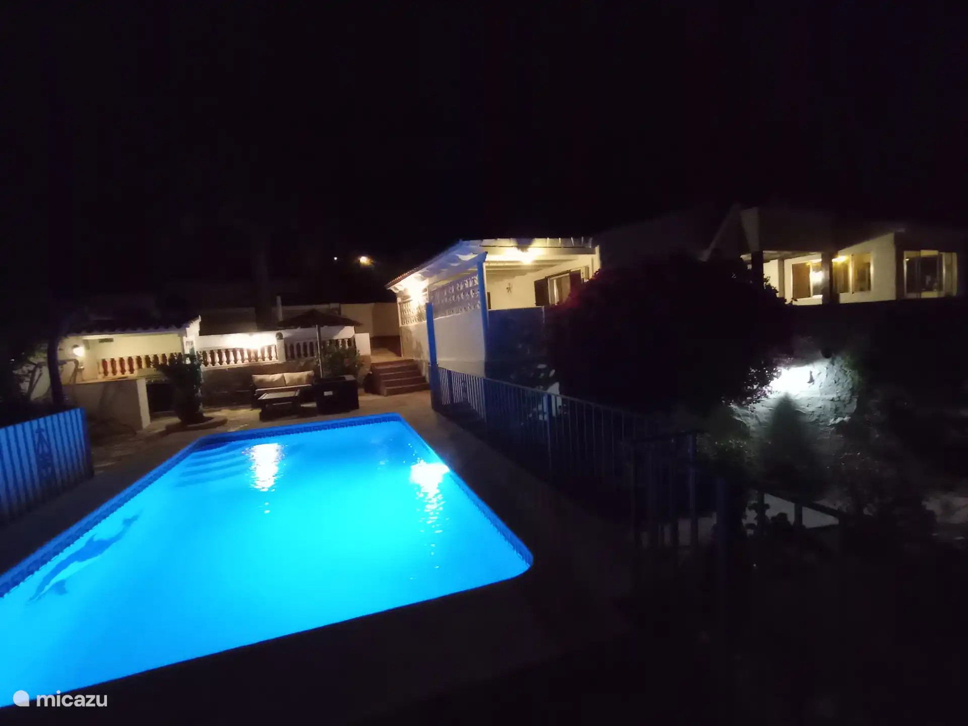 Hotel California. 
Such a lovely place.
Perfume de verano.
Champan en el hielo.
Hotel California Gipsy Kings video.