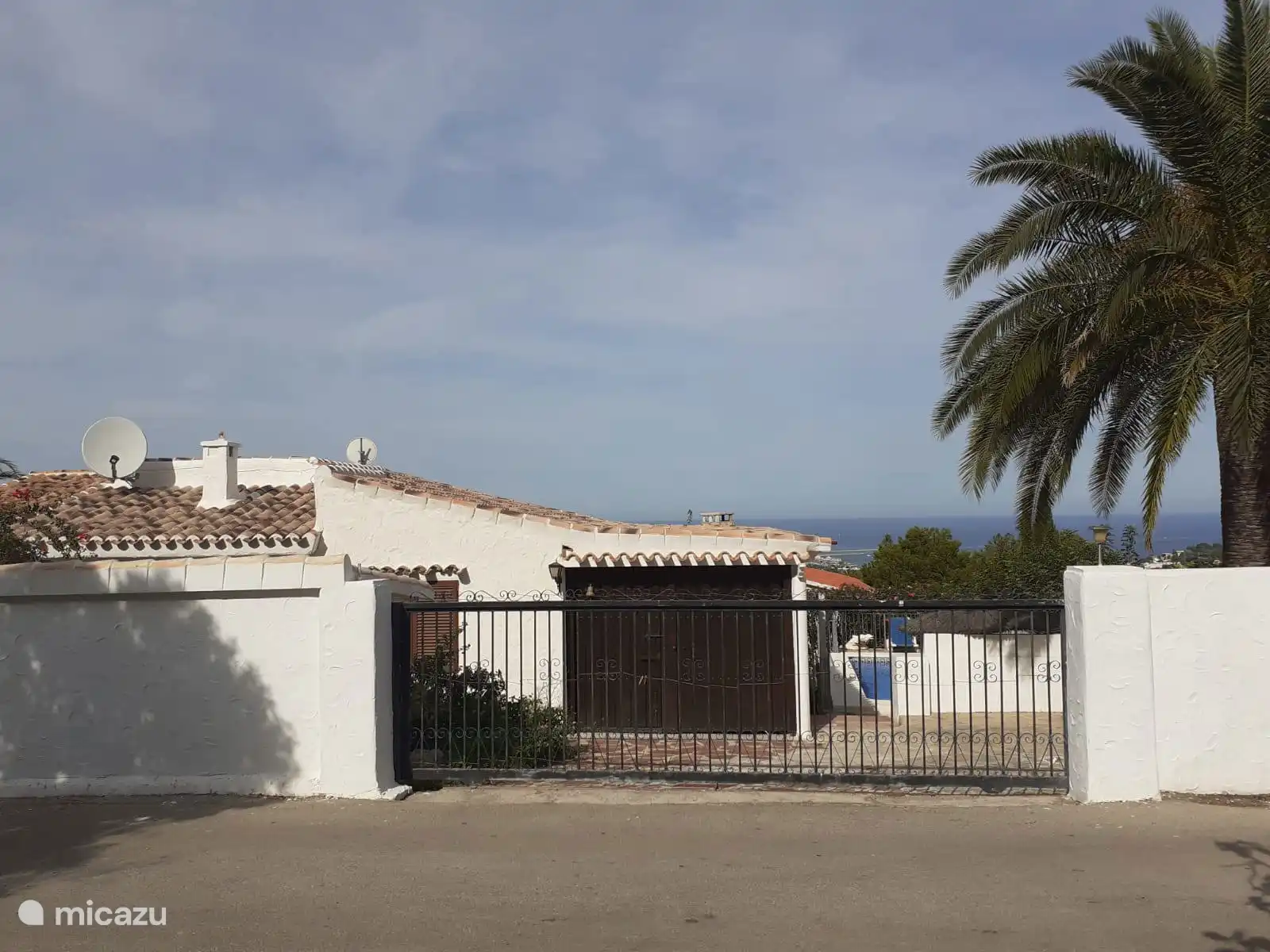 Hek met de parkeerplaats.