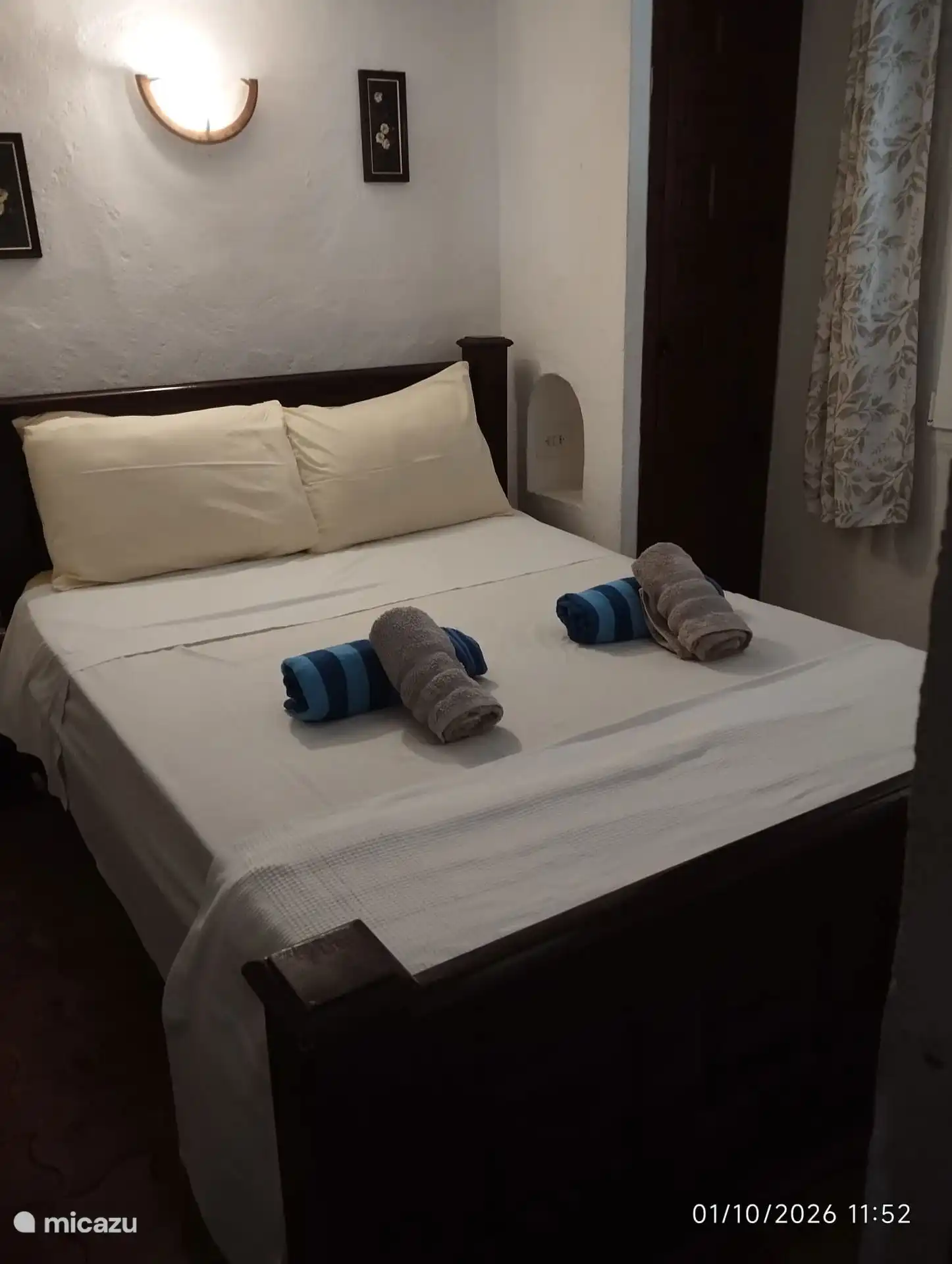 Slaapkamer met 2 persoons bed.