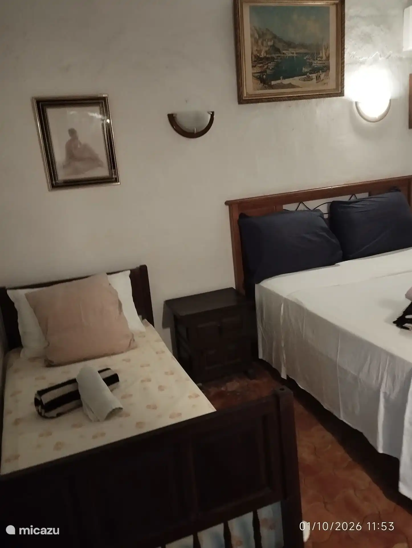 Slaapkamer met 2 persoons bed en 1 persoons bed.