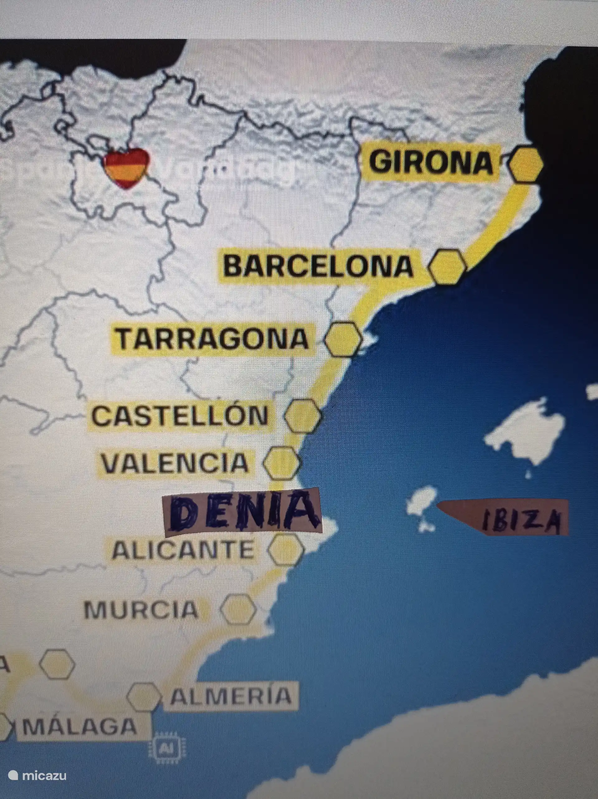 Mapa de España. Dénia está situada entre Valencia y Alicante, frente a Ibiza.