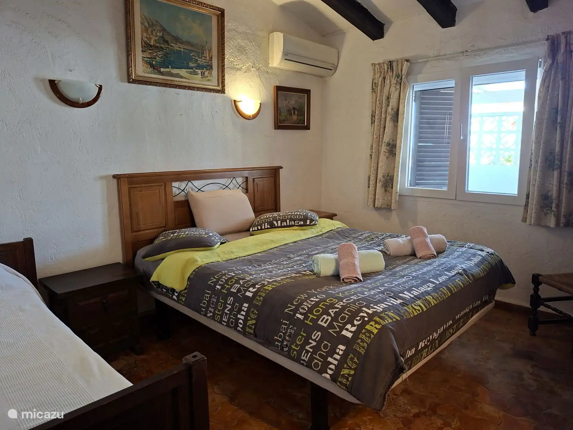 Slaapkamer 2 persoonsbed en 1 persoonsbed.