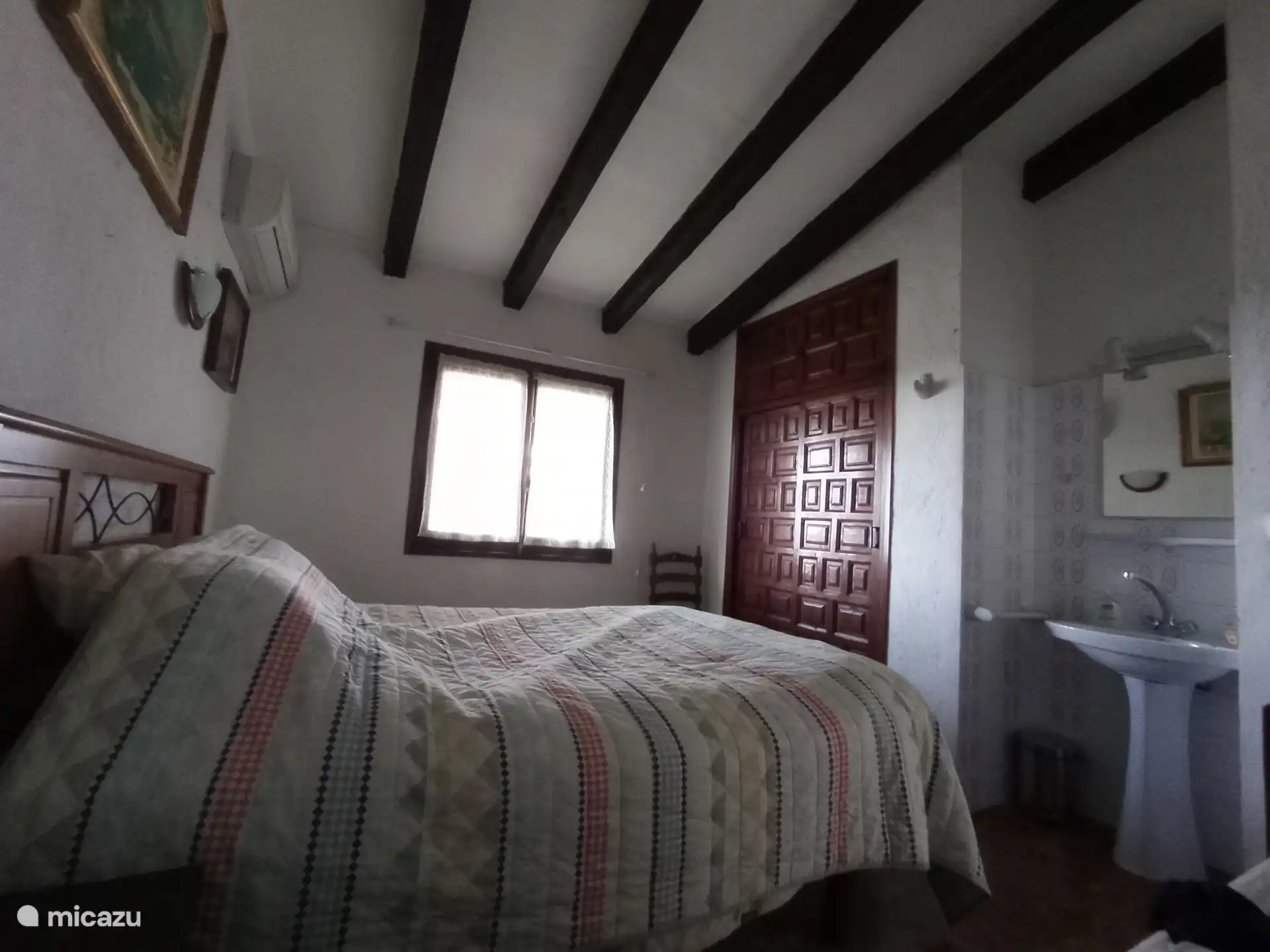 Slaapkamer met 2 bedden, grote kast en warm koud water.