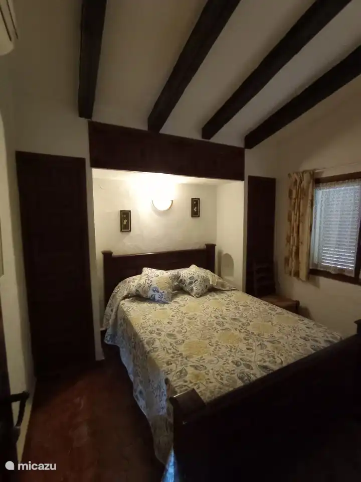 Slaapkamer met bijpassend bed. Matras met opdekmatras. Superlekker slapen.