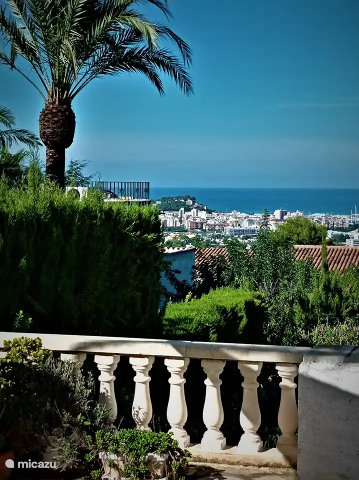 Vanaf het terras. Vista al Mar. 
Uitzicht op Denia, Het Kasteel, de Haven en de Middellandse Zee.