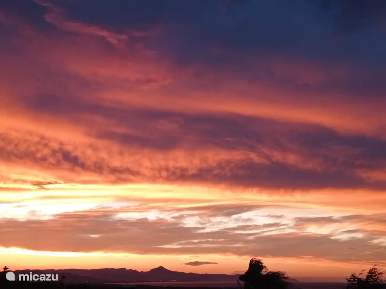 De Zonsondergang ook een Waaw. Wat een mooie Wereld vanaf het terras.
