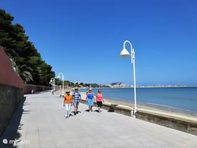 Villa Dénia | Espagne, Costa Blanca, Dénia - maison de vacances Faites une promenade depuis la plage en bas de notre boulevard en direction de Las Rotas.
Le boulevard de notre maison longe la marina jusqu’au phare ; de l’autre côté jusqu’à la fin de Playa Les Rotes. Les randonneurs, les sportifs, les baigneurs aiment se promener sur ce beau boulevard