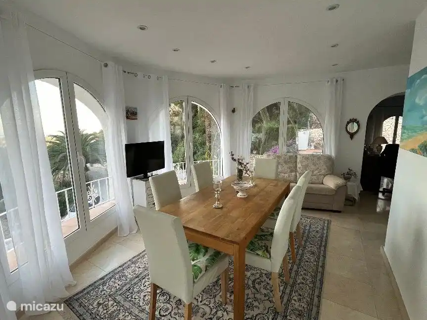 Geräumiger Wintergarten mit schöner Aussicht