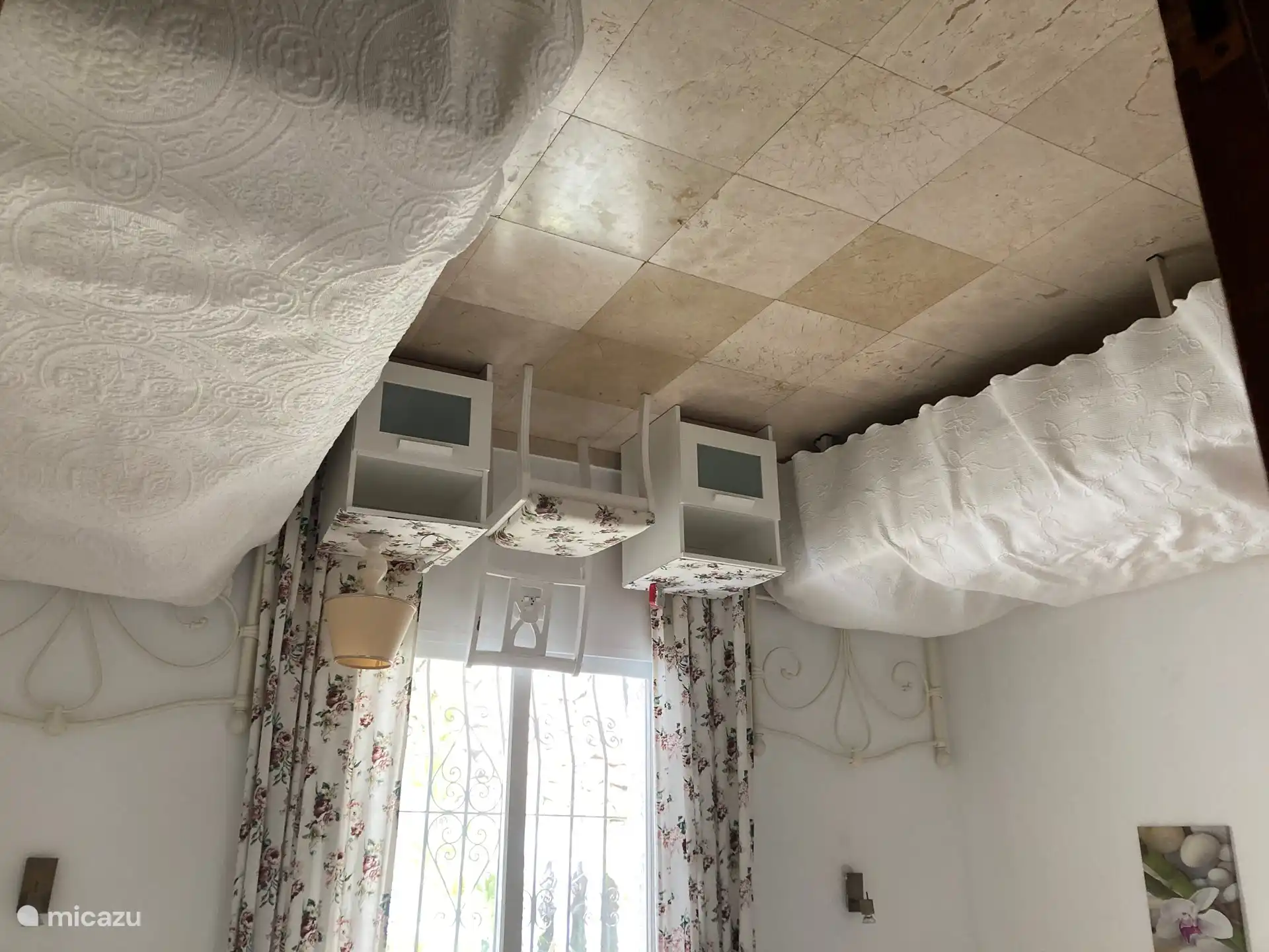 14 Uhr. Schlafzimmer im Obergeschoss