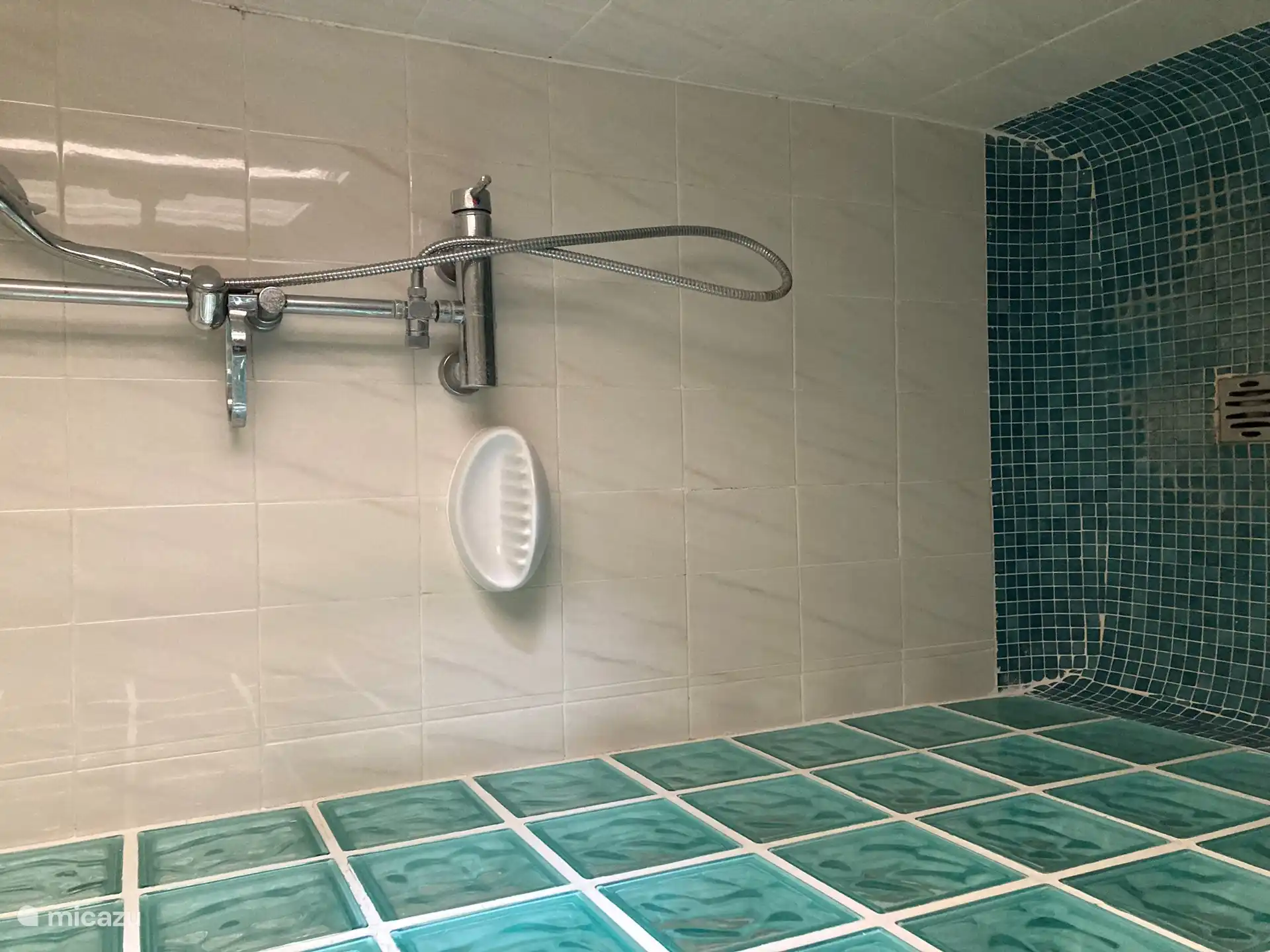 Geräumige Dusche im Keller