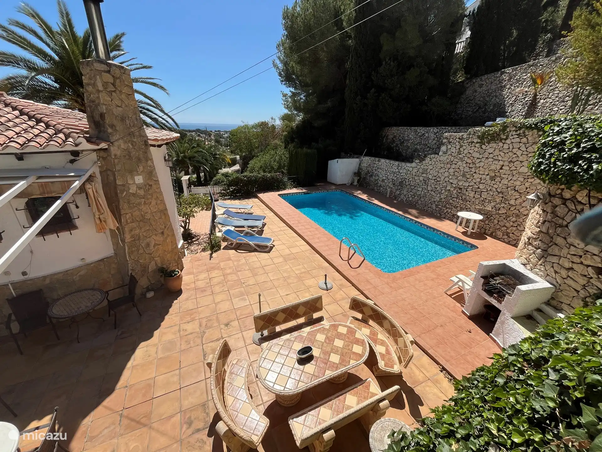 Geräumiger privater Pool neben dem Haus mit Terrasse, Meerblick und Grill