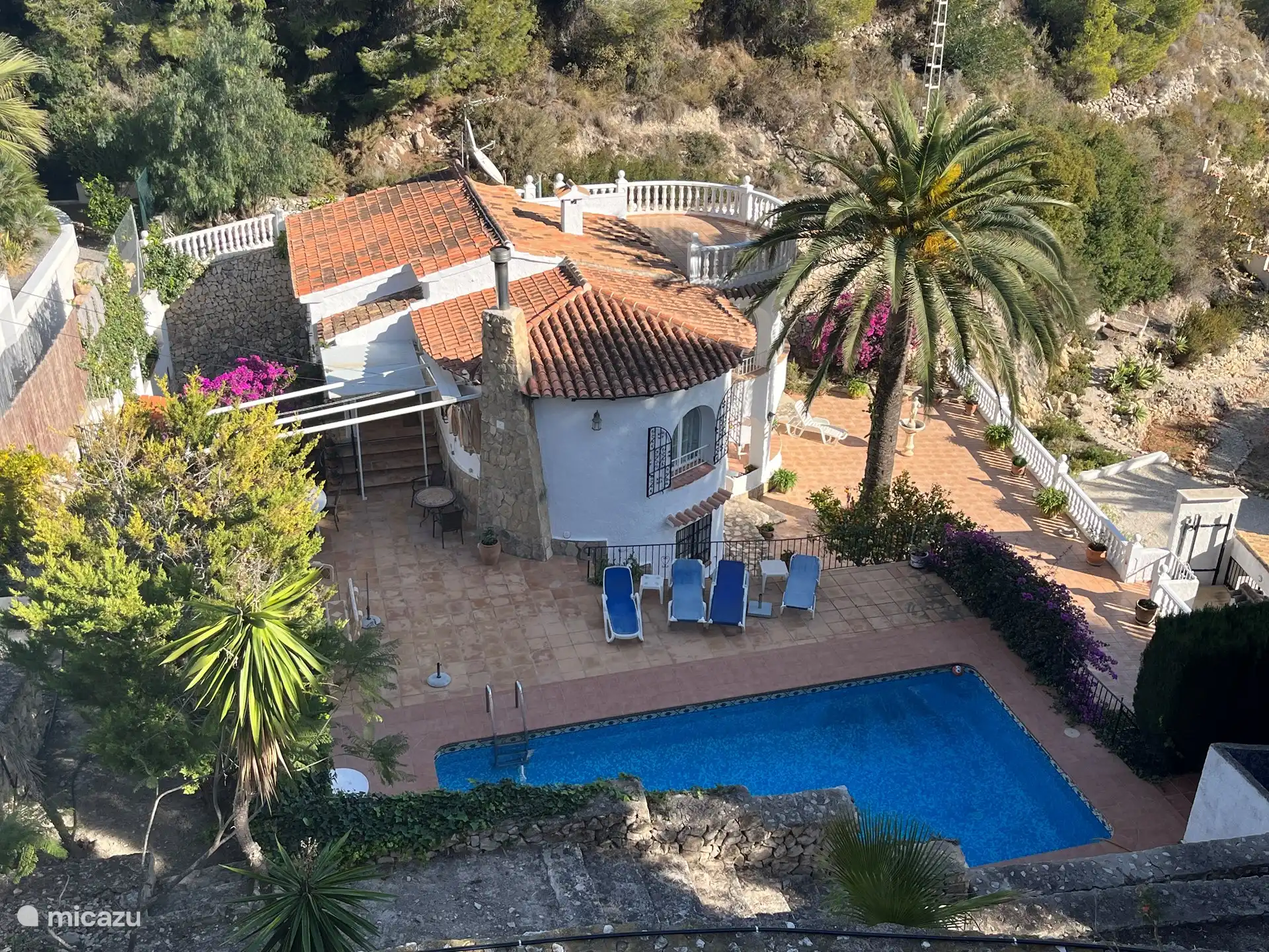 Überblick über das Haus von oben auf dem Grundstück