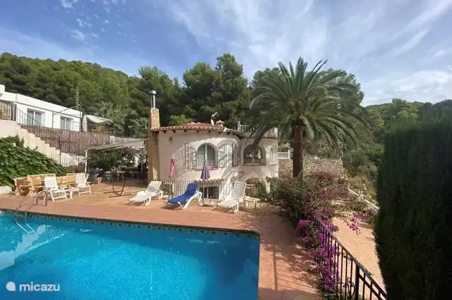 Geräumiger privater Pool neben dem Haus